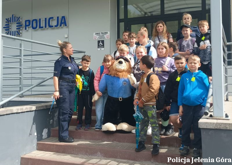Edukacyjna wizyta uczniów w jeleniogórskiej komendzie policji