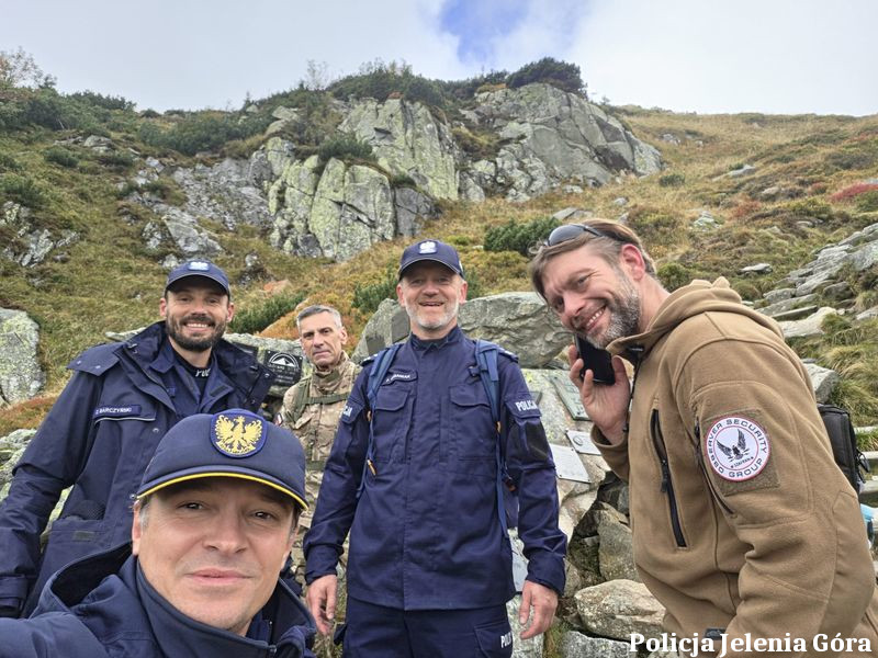 Jeleniogórscy policjanci na Śnieżce w ramach kampanii "Ile waży trauma?"